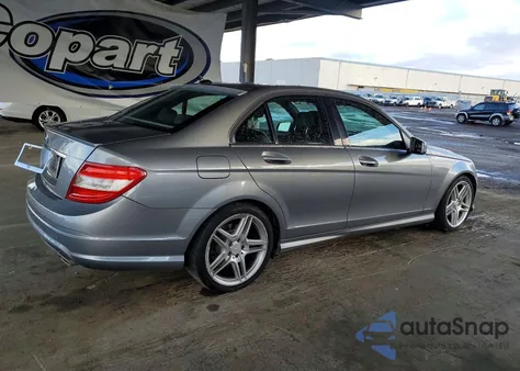 2010 Mercedes-Benz C 300 z USA, uszkodzony, nr VIN WDDGF5EB7AF428057